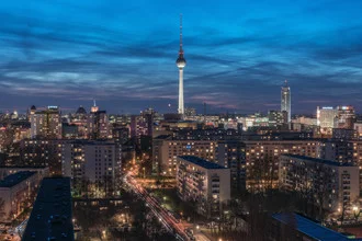 Panoramaaufnahme der Berliner Skyline zur blauen Stunde mit Lichtern und ruhiger Stimmung