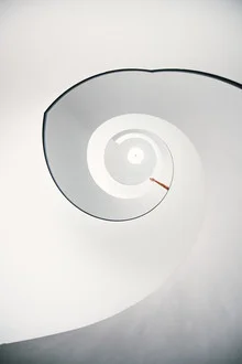 Fotokunst von André Alexander: minimalistische Wendeltreppe in urbanem Raum