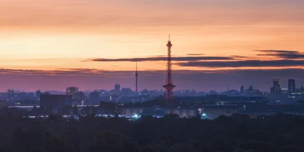 Panoramaaufnahme von Berlin: Blick auf die Skyline bei Sonnenuntergang