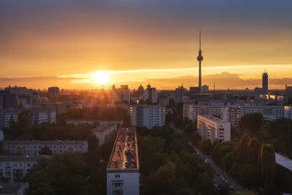 Fotokunst von Jean Claude Castor: Sonnenstrahlen über Berlins Skyline