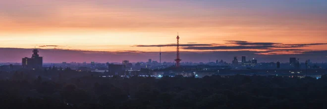 Fotokunst von Jean Claude Castor: Panoramaaufnahme von Berlin mit Abendhimmel.