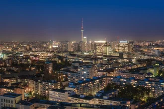 Fotokunst von Jean Claude Castor: Berliner Nacht mit glühenden Lichtern und dem Fernsehturm