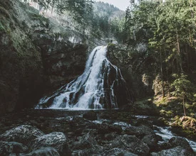 Fotokunst von Quentin Strohmeier: sanfter Wasserfall inmitten üppiger Natur