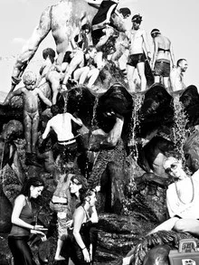 Fotokunst von Sascha-Darius Knießner: Menschen am Neptunbrunnen in Berlin