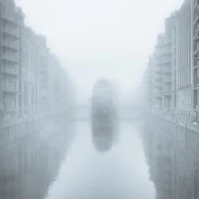 Fotokunst von Dennis Wehrmann: ruhige Langzeitbelichtung des Wasserschlosses in Hamburg