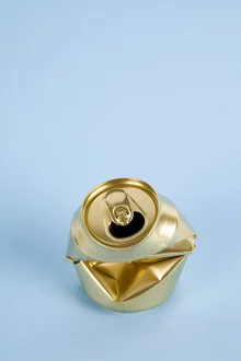 Fotokunst von Loulou von Glup: goldene Dose auf blauen Hintergrund, stillleben Stil