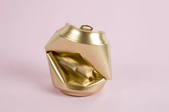 Fotokunst von Loulou von Glup: eine leuchtende rosa-goldene Dose auf einem neutralen Hintergrund
