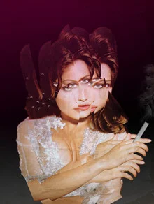 Fotokunst von Marko Köppe: subtile Porträtaufnahme einer Frau mit Zigarette