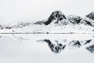 Fotokunst von Frithjof Hamacher: ruhiger Bergsee mit Schnee und klarer Spiegelung
