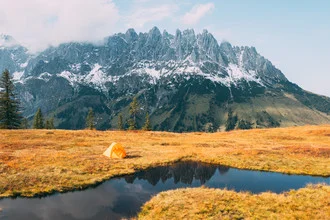 Camping with mountain view, tent by the water, relaxed autumn atmosphere.