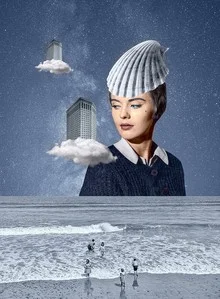 Frau am Strand vor surrealen Häusern und Wolken, sanfte Farben und entspannte Stimmung.