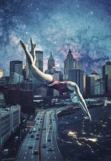 Fotokunst von Serg Nehaev: Schwimmer springt in eine surreale Skyline.