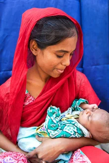Ein Porträt einer Mutter mit ihrem Baby in Kalkutta, das Liebe und Zuneigung ausstrahlt.