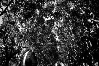 Photo art by Fabian Brennecke: man with glasses under a tree in Perpignan