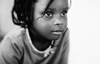 Portrait of an African girl in black and white, expressive and contemplative.