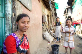 Farbenfrohes Fotokunstwerk von Miro May: Alltagsszene in Topsia, Indien