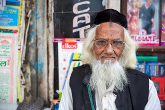 Buntes Portrait eines Verkäufers auf der Straße in Kalkutta, Indien.