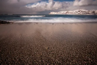 Fotokunst von Sebastian Worm: ruhiger arktischer Strand mit sanften Wellen