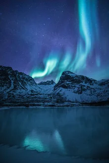 Fotografie von Sebastian Worm: ruhige Polarlichter über einem klaren norwegischen See