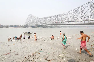 Fotokunst von Miro May: Menschen am Howrah-Brücke am Ufer des Hugli Flusses