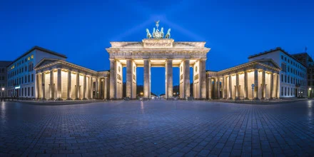Fotokunst von Jean Claude Castor: Brandenburger Tor während der blauen Stunde.
