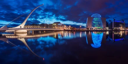 Fotokunst von Jean Claude Castor: nächtlicher Blick auf Dublin mit der Liffey