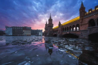 Fotokunst von Jean Claude Castor: Eisschollen auf der Spree bei Sonnenuntergang in Berlin.