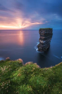 Fotokunst von Jean Claude Castor: Felsen und Ozean an der Küste Irlands