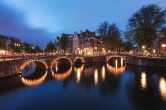 Fotokunst von Jean Claude Castor: ruhige blaue Stunde über Amsterdam