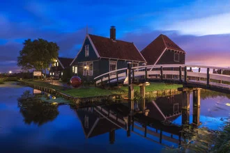 Fotokunst von Jean Claude Castor: Zaanse Schanz zur blauen Stunde in Amsterdam