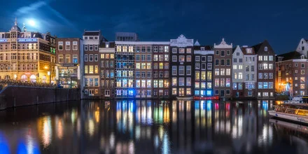Fotokunst von Jean Claude Castor: Amsterdamer Stadtansicht zur blauen Stunde
