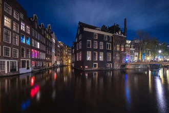Fotokunst von Jean Claude Castor: nächtliche Aufnahme des Rotlichtviertels in Amsterdam
