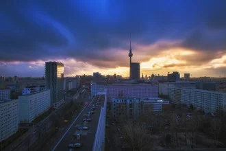 Fotokunst von Jean Claude Castor: Wolken über Berlin, helle Farben und ruhige Stimmung.