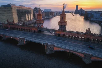Fotokunst von Jean Claude Castor: Sonnenaufgang über der Oberbaumbrücke in Berlin.