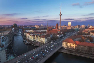 Fotokunst von Jean Claude Castor: Abendhimmel über Berlin mit Wolken und Farben