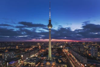 Fotokunst: Berliner Skyline bei blauer Stunde mit dem Fernsehturm