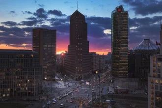 Fotokunst von Jean Claude Castor: Sonnenuntergang über dem Potsdamer Platz in Berlin