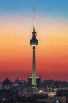 Farbenfroher Himmel über dem Berliner Fernsehturm bei Sonnenuntergang