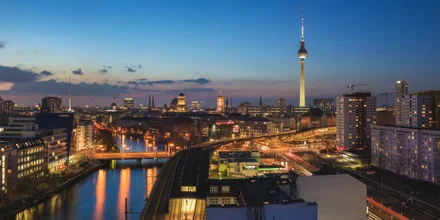 Fotokunst von Jean Claude Castor: ruhige Stadtansicht von Berlin zur blauen Stunde
