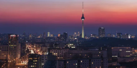 Fotokunst von Jean Claude Castor: Farbenspiel über dem Berliner Himmel