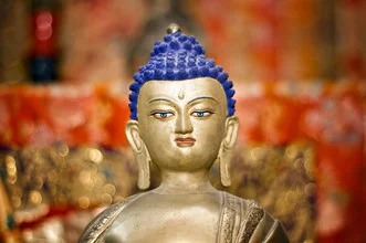 Fotokunst von Victoria Knobloch: Buddha in meditativer Pose vor sanften Farben