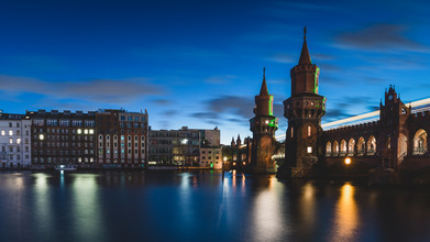 Ronny Behnert, Berliner Oberbaumbrücke mit U-Bahn am Abend (Germany, Europe)