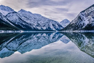 Wasserspiegelung am Plansee - fotokunst von Stefan Schurr
