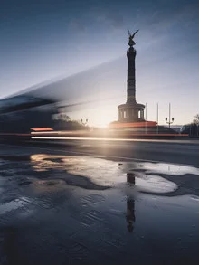 Rush hour at Großer Stern, Berlin with rain reflections on the street