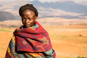 Portrait eines Hirten in Lesotho, entspannte Atmosphäre mit sanften Farben.