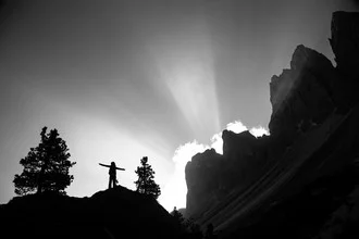 Fotokunst von Steffen Rothammel: Frau in den Dolomiten vor beeindruckenden Bergen.