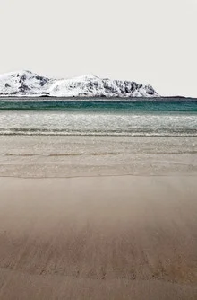 Meditation am Ramberg Beach in Norwegen: ruhiges türkisfarbenes Wasser und Schneeberge