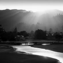 Fotokunst von Christian Janik: Sonnenstrahlen über einem ruhigen Fluss in Neuseeland