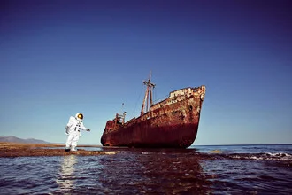Fotokunst von Sophia Hauk: Astronaut erkundet ein Schiffswrack an der Küste Griechenlands.