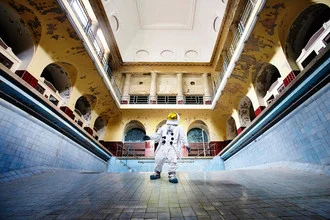 Fotokunst von Sophia Hauk: verlassenes Hallenbad mit einem Astronauten im Pool